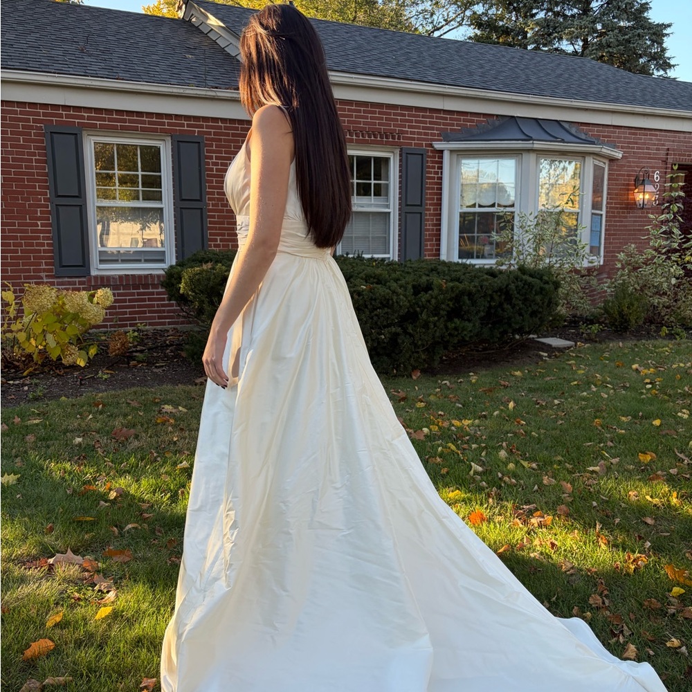 Elegant Off-White Wedding Gown